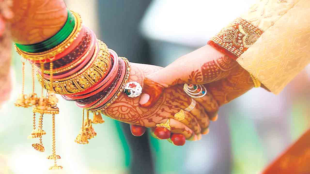 తగ్గిన డిమాండ్.. ఇమిగ్రేషన్ ఆంక్షలతో అమెరికా సంబంధాలపై తగ్గిన మోజు!