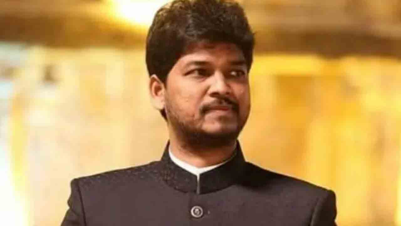 నవీన్ యాదవ్ బరితెగింపు.. ఎన్నికల ఓటరు కార్డును పోలిన కార్డుల పంపిణీ