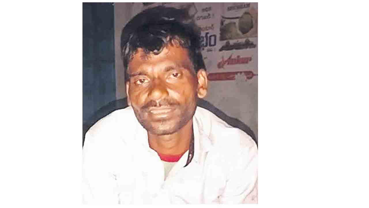 అటవీ అధికారుల బెదిరింపులకు యువకుడి బలి!