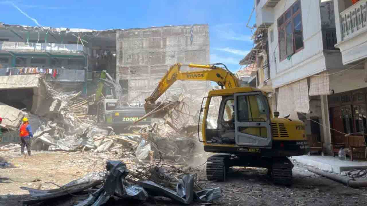 ఇండోనేషియాలో కూలిన స్కూల్