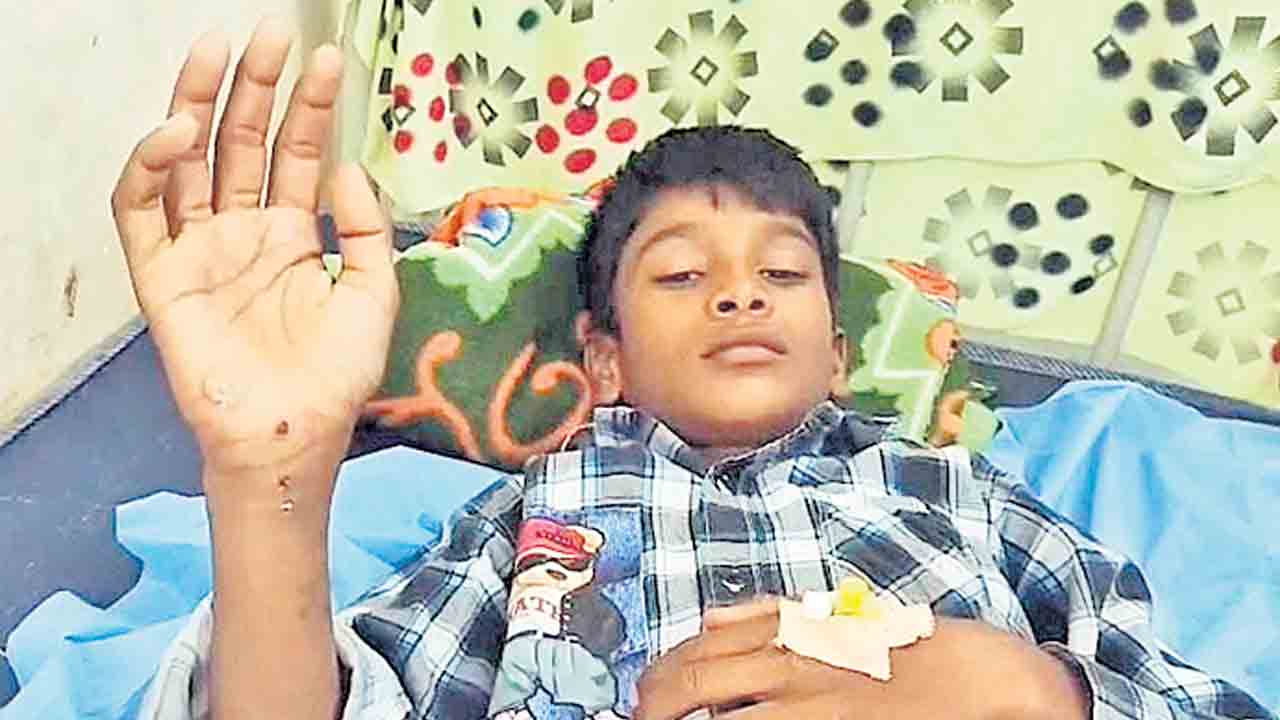 పాఠశాలలో విద్యార్థికి కరెంట్ షాక్