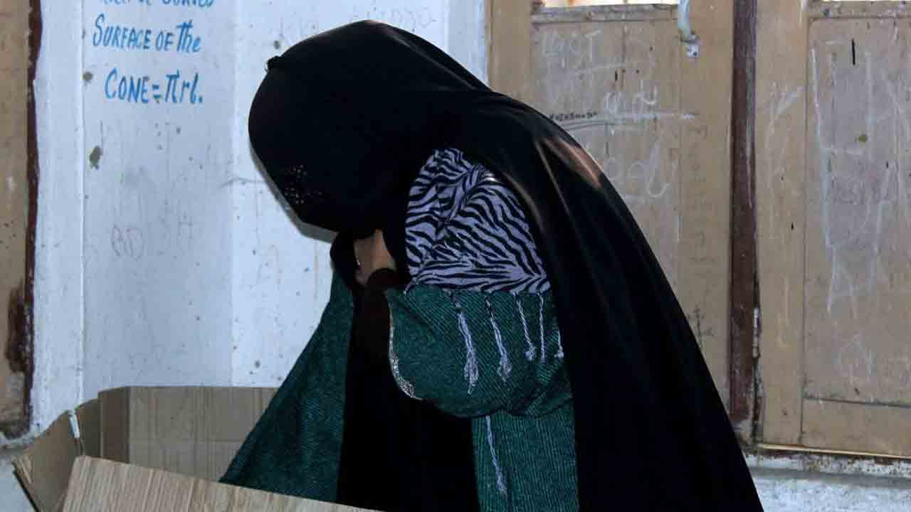 బురఖాల్లో వచ్చే ఓటర్లపై నిఘా పెట్టండి