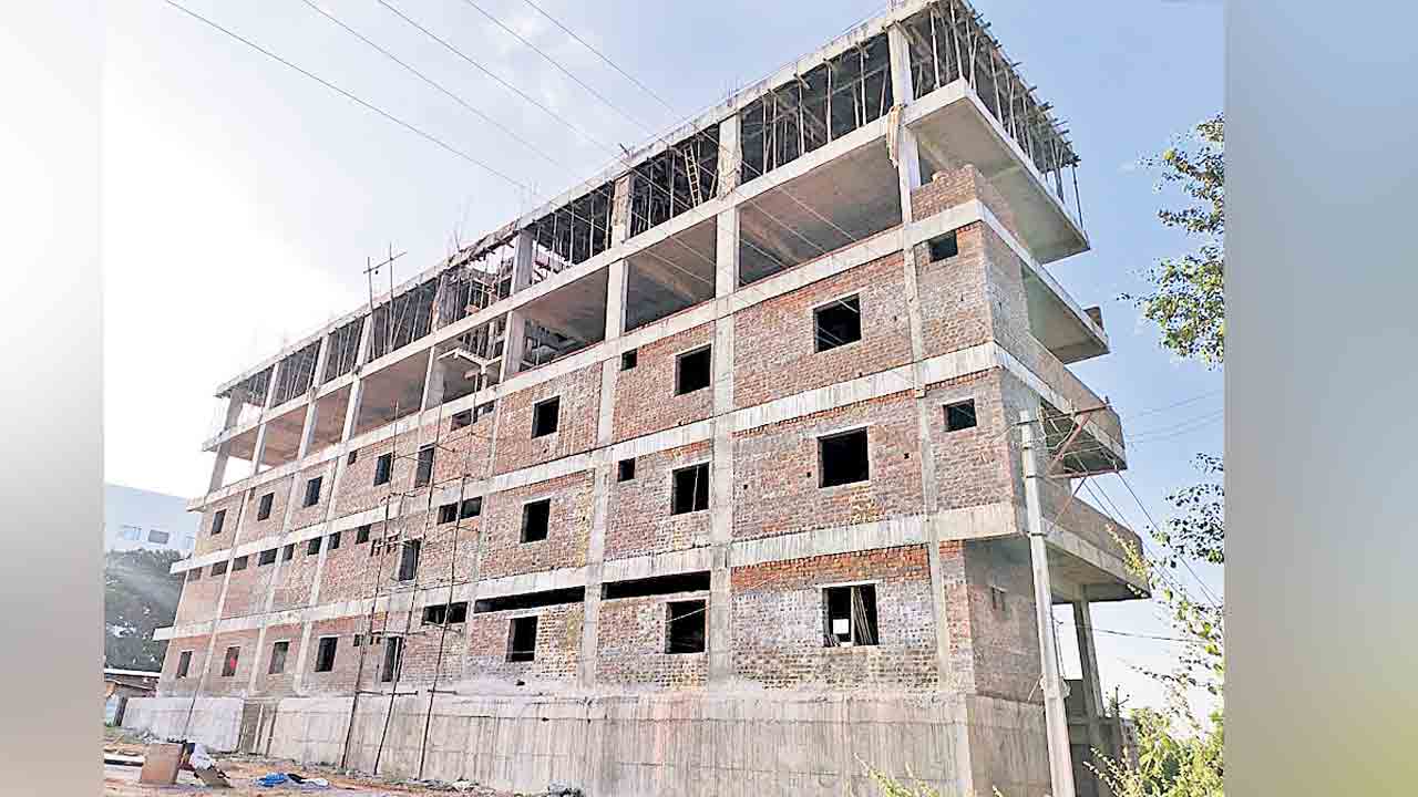 అనుమతులేమో రెసిడెన్షియల్‌.. నడుస్తున్నది కమర్షియల్.. అధికారుల అండదండలతో యథేచ్ఛగా అక్రమ నిర్మాణాలు