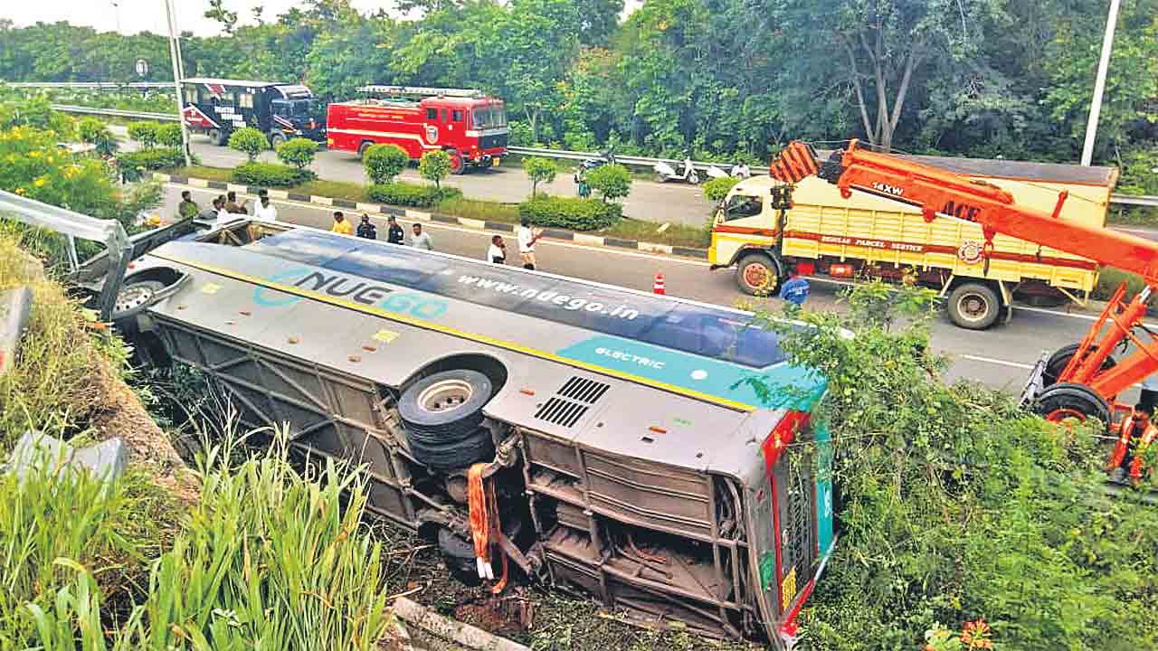 ఓఆర్ఆర్పై ట్రావెల్స్బస్సు బోల్తా