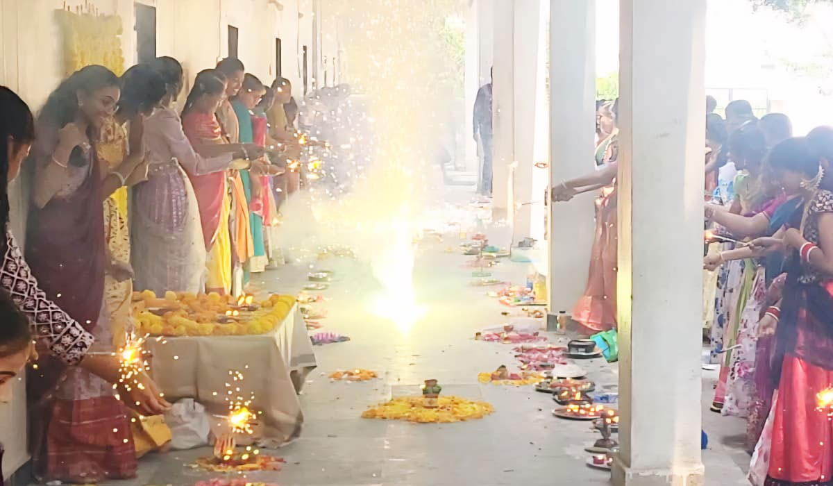 Early Diwali celebrations | జీడీనగర్ యూనివర్సల్ పాఠశాలలో ముందస్తు దీపావళి వేడుకలు