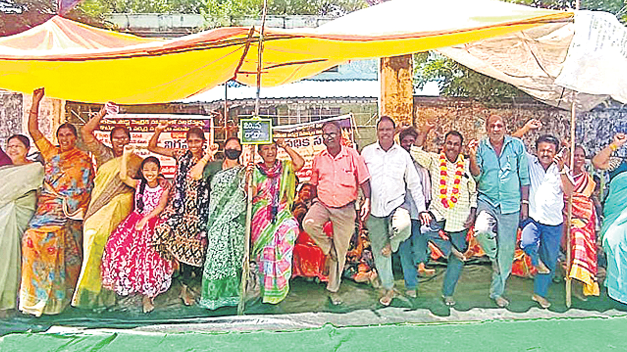 అర్ధనగ్నంగా కార్మికుల నిరసన