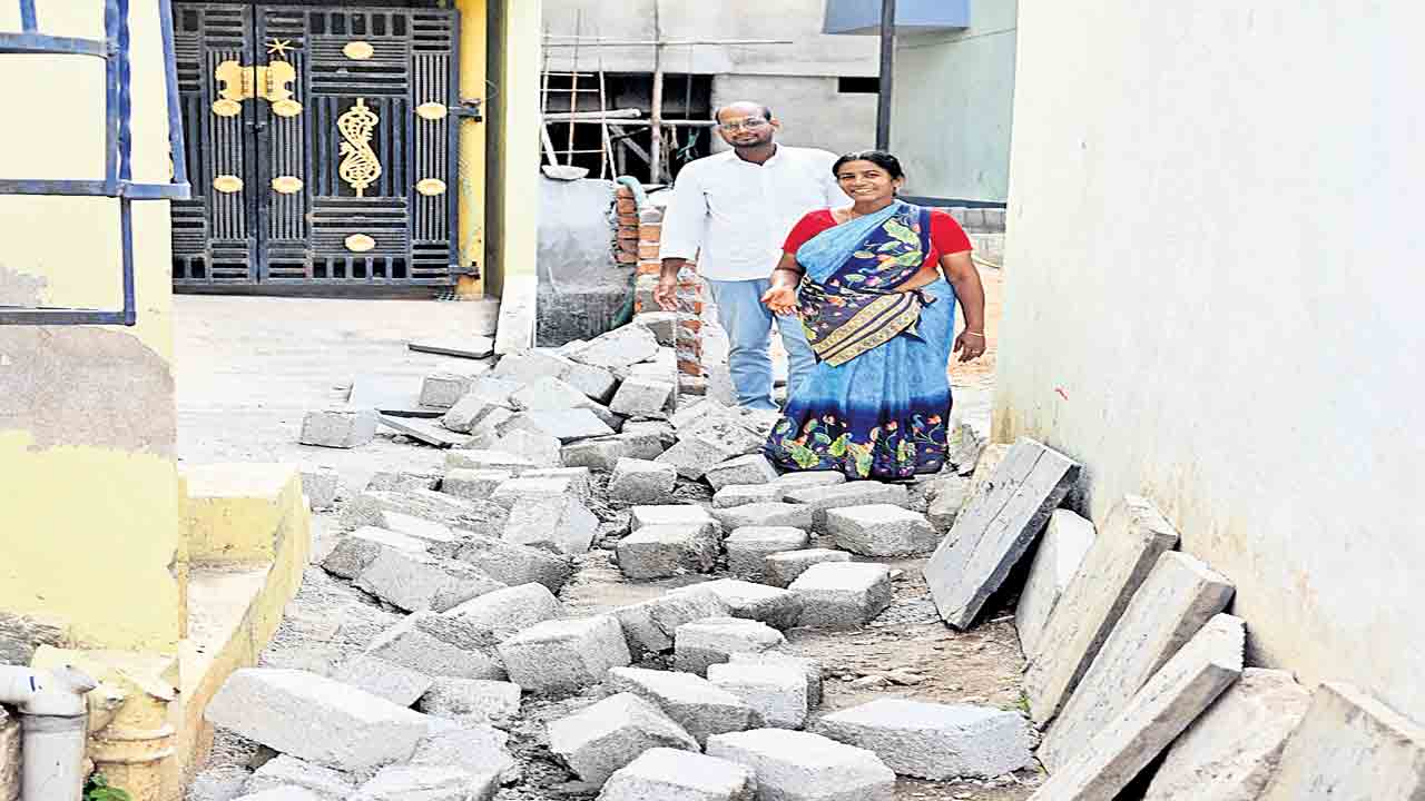 డబ్బులిస్తవా..కూల్చమంటవా?
