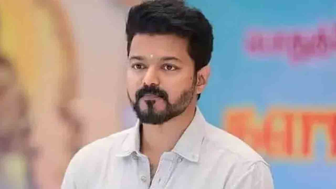 తొక్కిసలాట బాధితులను కలిసిన విజయ్