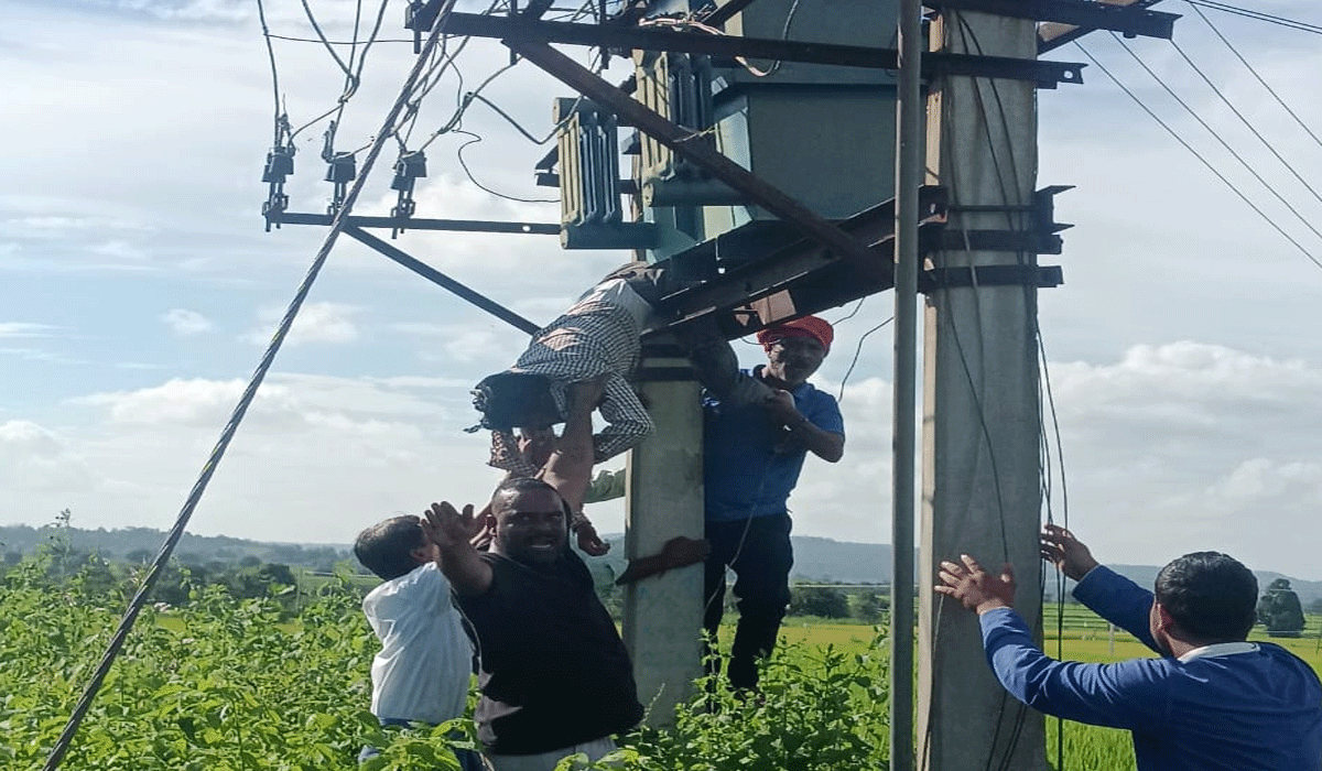 Electrical accident |విద్యుత్‌ ప్రమాదంలో అసిస్టెంట్ హెల్పర్ కు గాయాలు