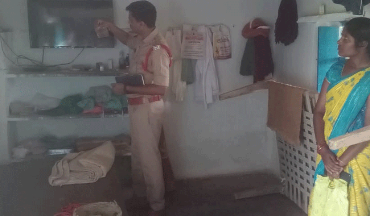 Theft in Gangadhar | దంపతులపై మత్తుమందు చల్లి చోరీ.. గంగాధరలో దొంగతనానికి పాల్పడిన గుర్తు తెలియని వ్యక్తులు