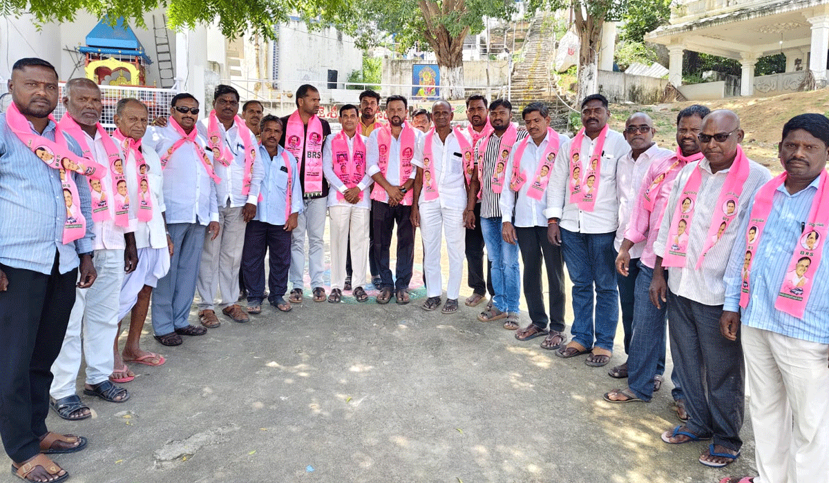 BC Reservations | రిజర్వేషన్ల పేరుతో బీసీలను మోసం చేస్తున్నది కాంగ్రెస్ ప్రభుత్వమే.. సెస్ డైరెక్టర్ ఆకుల గంగారాం, బీఆర్ఎస్ మండల అధ్యక్షుడు దేగావత్ తిరుపతి