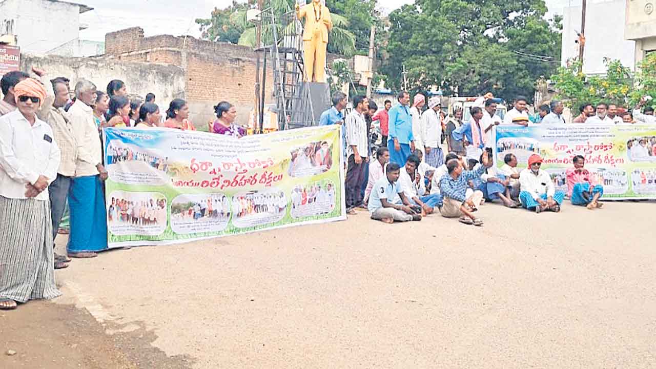 రోడ్డెక్కిన బొమ్మనపల్లి గ్రామస్తులు
