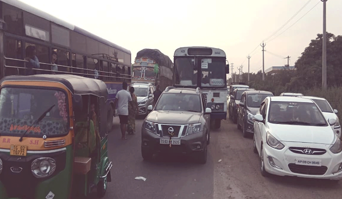 Traffic jam | మూడు కార్లను ఢీకొట్టిన లారీ.. ధ్వంసమైన కార్లు.. హైవే పై 3 గంటలు ట్రాఫిక్ జామ్