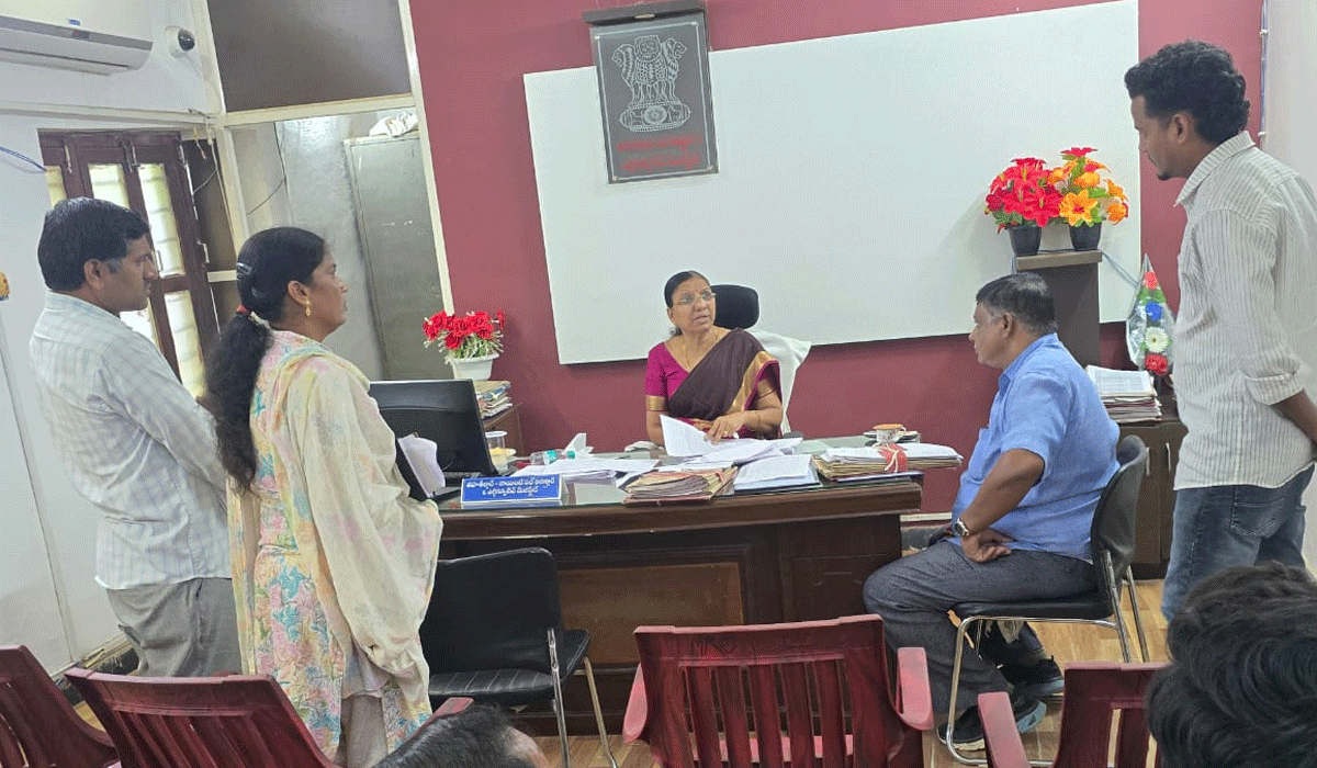 Jagityal| రెవెన్యూ సదస్సులో వచ్చిన దరఖాస్తులను త్వరితగతిన పరిష్కరించాలి.. జగిత్యాల అదనపు కలెక్టర్ బీఎస్ లత