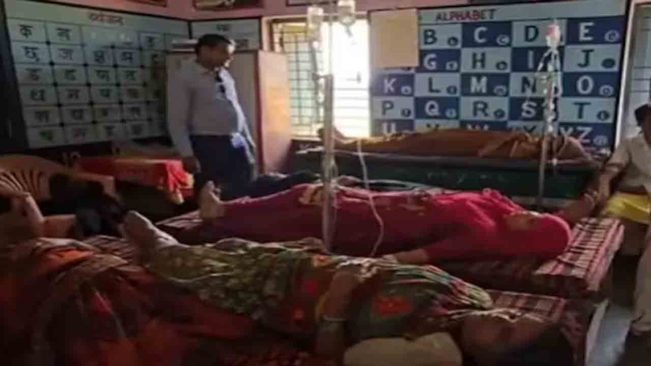 Dead Pigeons In Well | బావిలో చనిపోయిన పావురాలు.. కలుషిత నీరు తాగి 60 మందికి అస్వస్థత