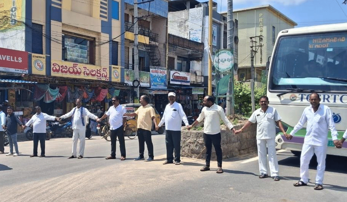 Chief Justice of India | ప్రధాన న్యాయమూర్తి పై దాడి చేసిన వ్యక్తిని ఉరితీయాలని.. కోరుట్లలో అంబేద్కర్ సంఘాల ఆధ్వర్యంలో ధర్నా