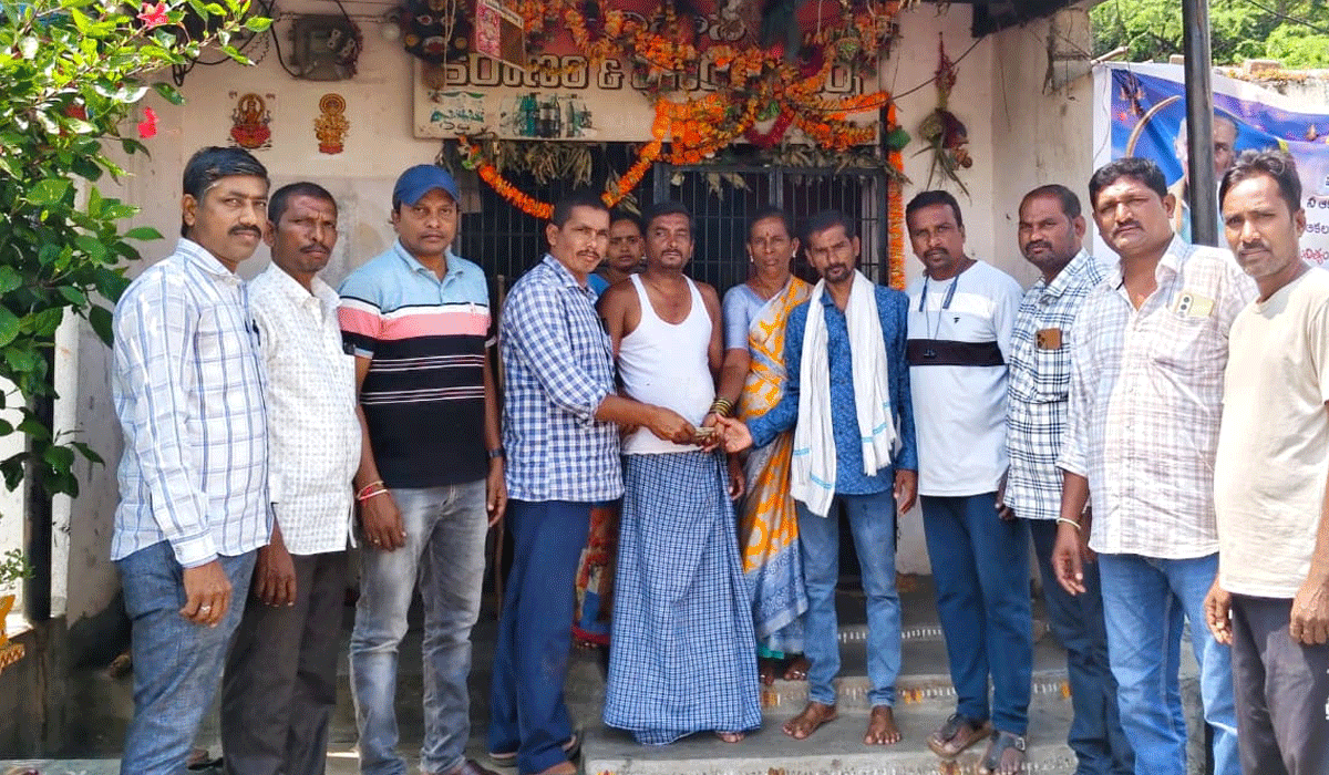 Millennium Association | రేకొండలో మృతుడి కుటుంబానికి మిలీనియం అసోసియేషన్ చేయూత