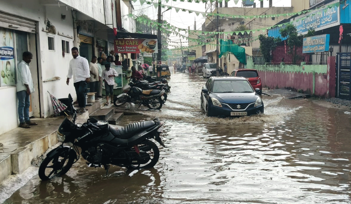 Peddapally | అధికారుల అలసత్వంతో ముందు చూపు లేని పనులు.. 30వ వార్డులో ప్రజల అవస్థలు