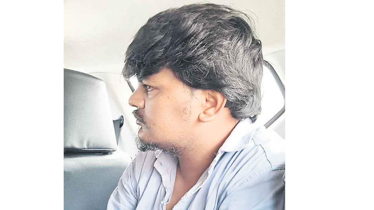 సర్కారు బడిలో కీచకుడు!.. పలువురు విద్యార్థినులకు లైంగిక వేధింపులు