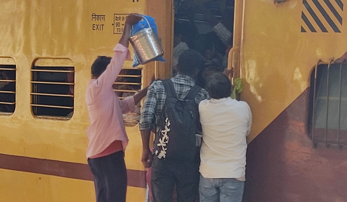 Festive rush | రైళ్లలో తగ్గని పండుగ రద్దీ.. ఎక్కలేక వెనుదిరుగుతున్న ప్రయాణికులు