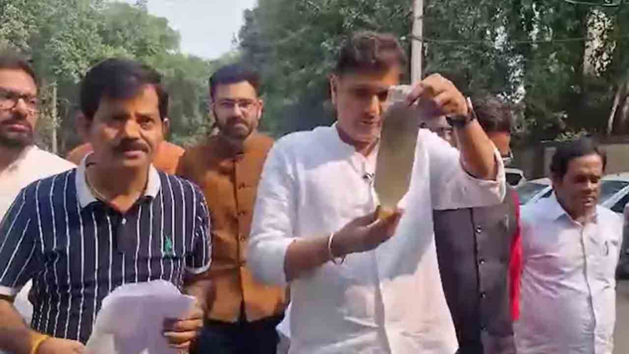 AAP brings Yamuna water to CM | ఢిల్లీ సీఎం ఇంటికి యమునా నీటిని తీసుకెళ్లిన   ఆప్ నేతలు.. దానిని తాగాలని సవాల్