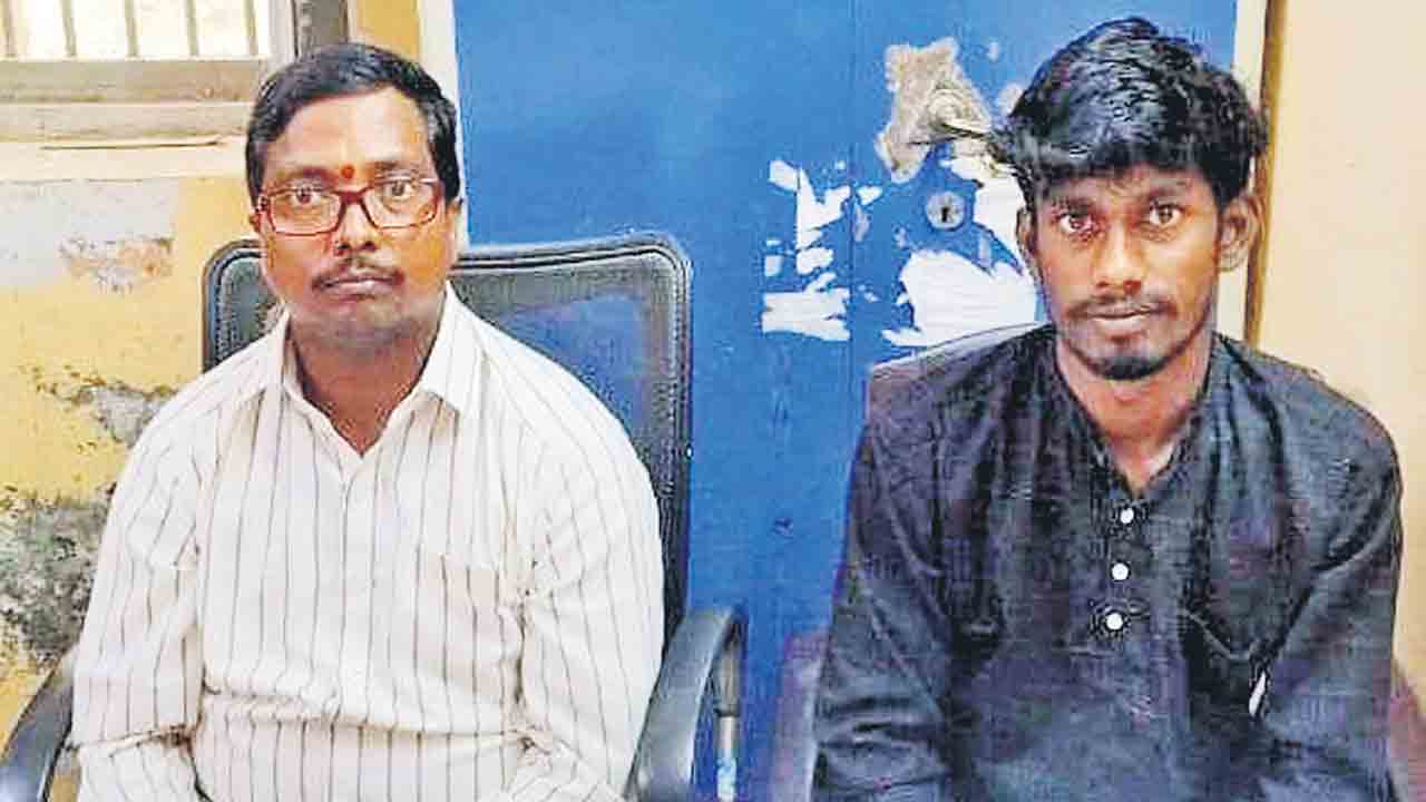 ఏసీబీ వలలో ఇద్దరు సర్వేయర్లు.. 20వేలు తీసుకుంటుండగా పట్టుకున్న ఏసీబీ అధికారులు