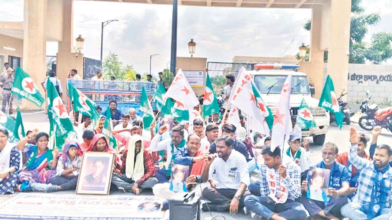 శ్రావణి కుటుంబానికి న్యాయం చేయాలి