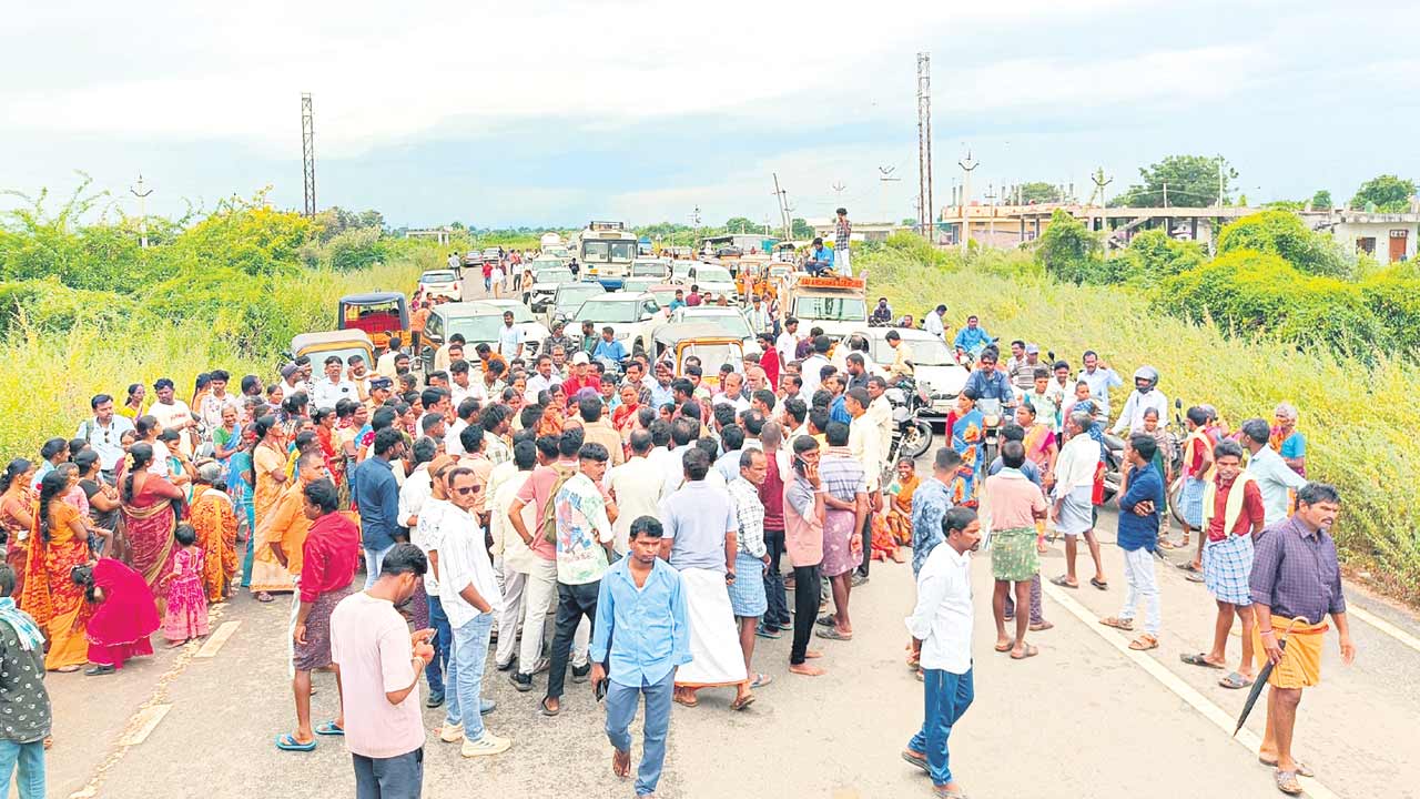 బస్సు కోసం రోడ్డెక్కిన మహిళలు