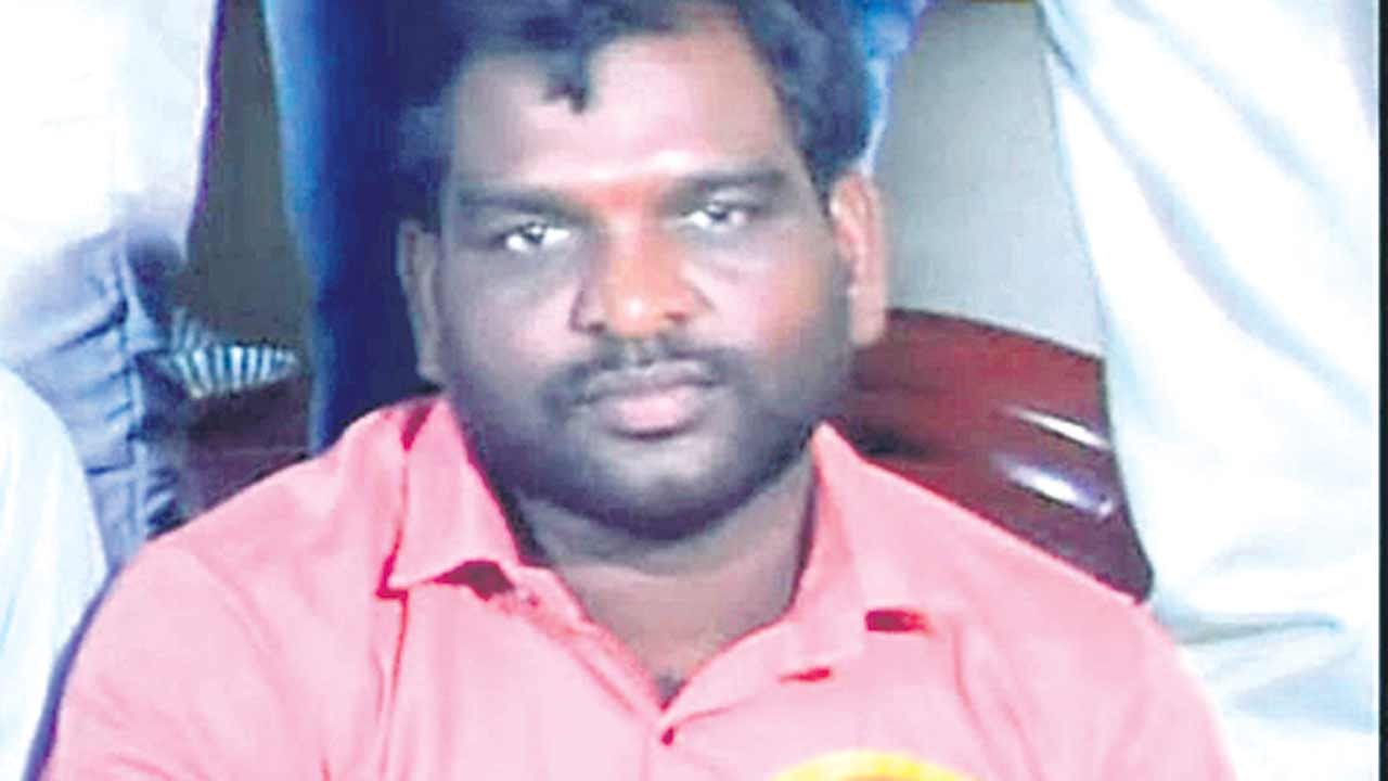 ఆరబోసిన పంట కుప్పపై నుంచి పడి యువకుడి మృతి