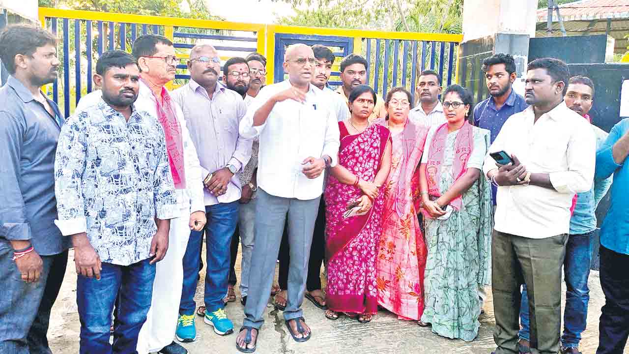 విద్యార్థుల జీవితాలతో ఆడుకోవద్దు