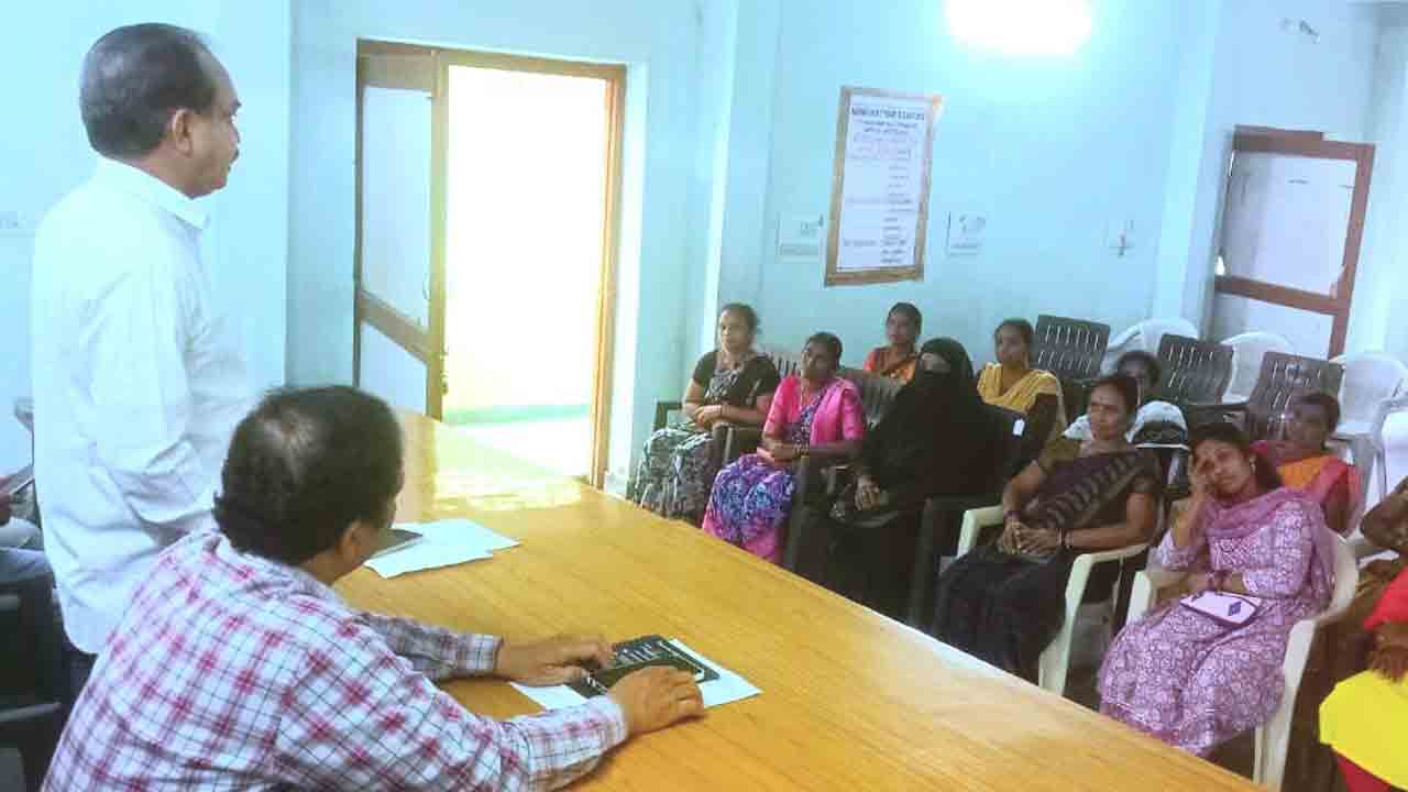 Certificates | కుట్టు శిక్షణపై పరీక్ష నిర్వహించి సర్టిఫికెట్స్ అందిస్తాం : జిల్లా వయోజన విద్యాధికారి