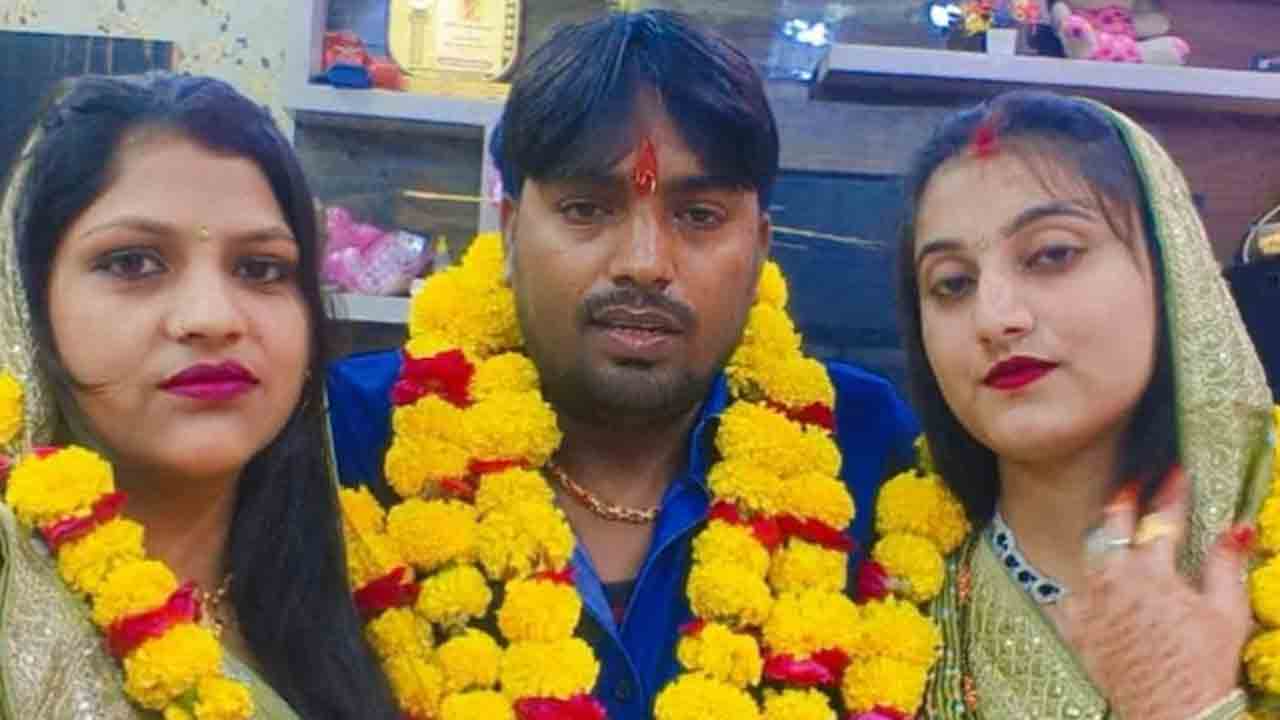 Karwa Chauth with two wives | ఇద్దరు భార్యలతో కలిసి.. కర్వా చౌత్ జరుపుకున్న   వ్యక్తి