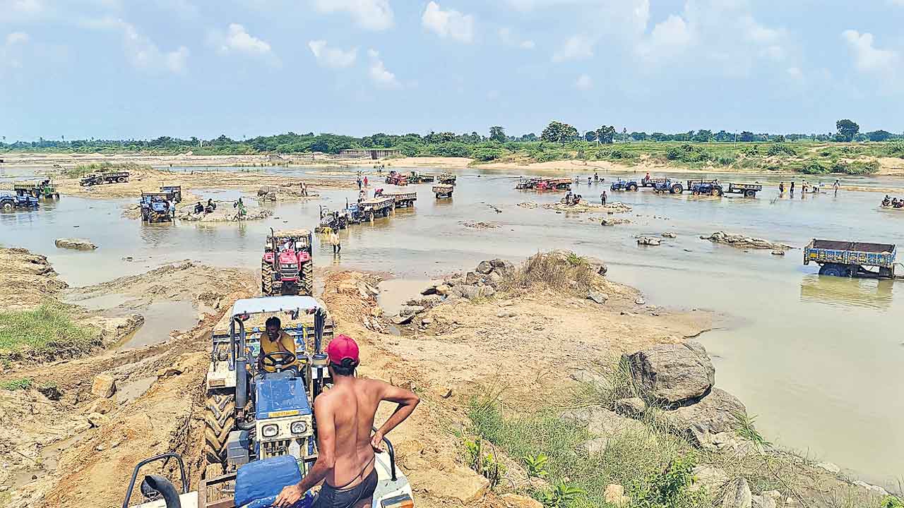 భారీ వర్షాలతో నిలిచిన తవ్వకాలు.. ఇసుక ధర పైపైకి!.. పట్టింపులేని రేవంత్‌ సర్కార్‌!