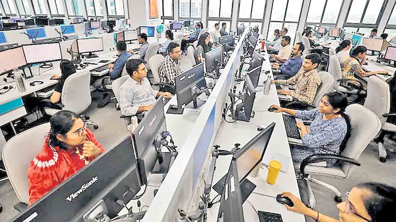 హెచ్‌1బీ ఫీజు పెంపు ఎఫెక్ట్‌.. భారత జీసీసీలవైపు అమెరికా కంపెనీల చూపు