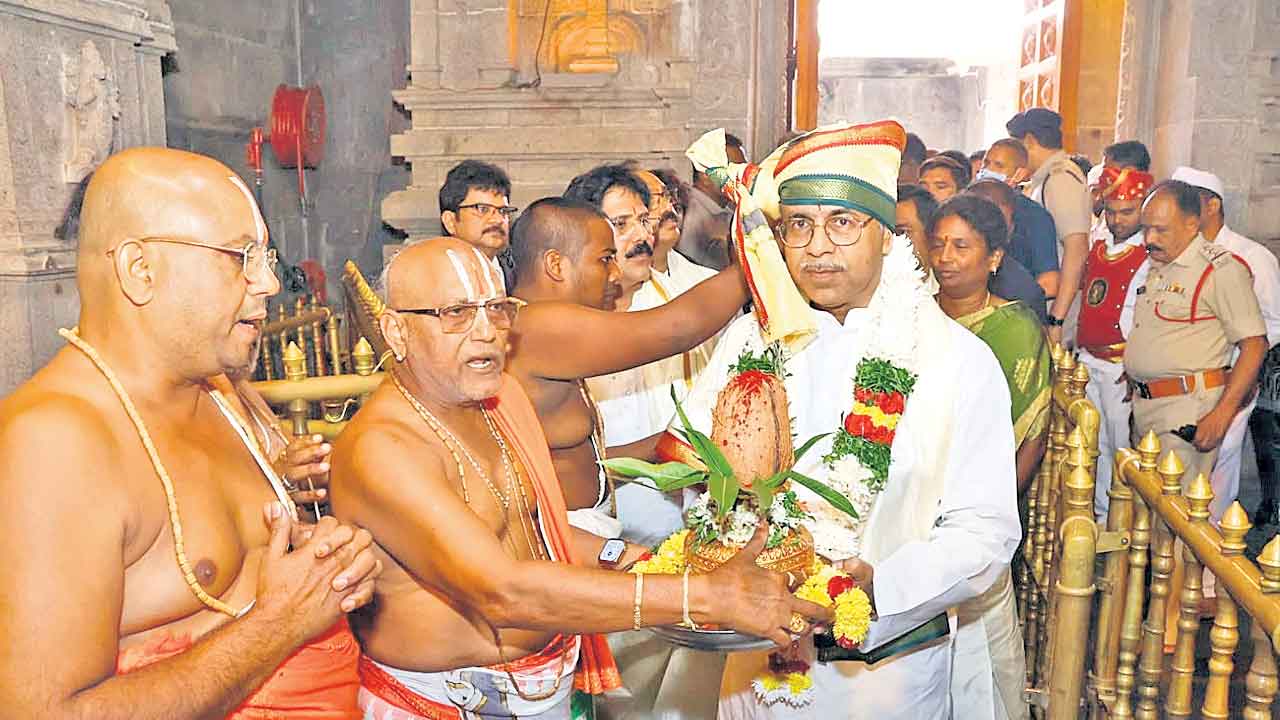 యాదగిరిగుట్ట ఆలయ పునర్నిర్మాణం అత్యద్భుతం