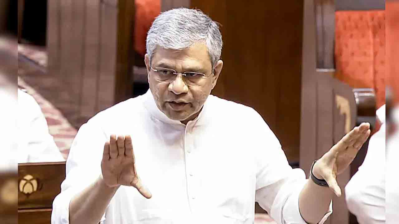 Ashwini Vaishnaw | తీరానికి చేరువవుతున్న మొంథా.. భారత రైల్వే శాఖ అప్రమత్తం