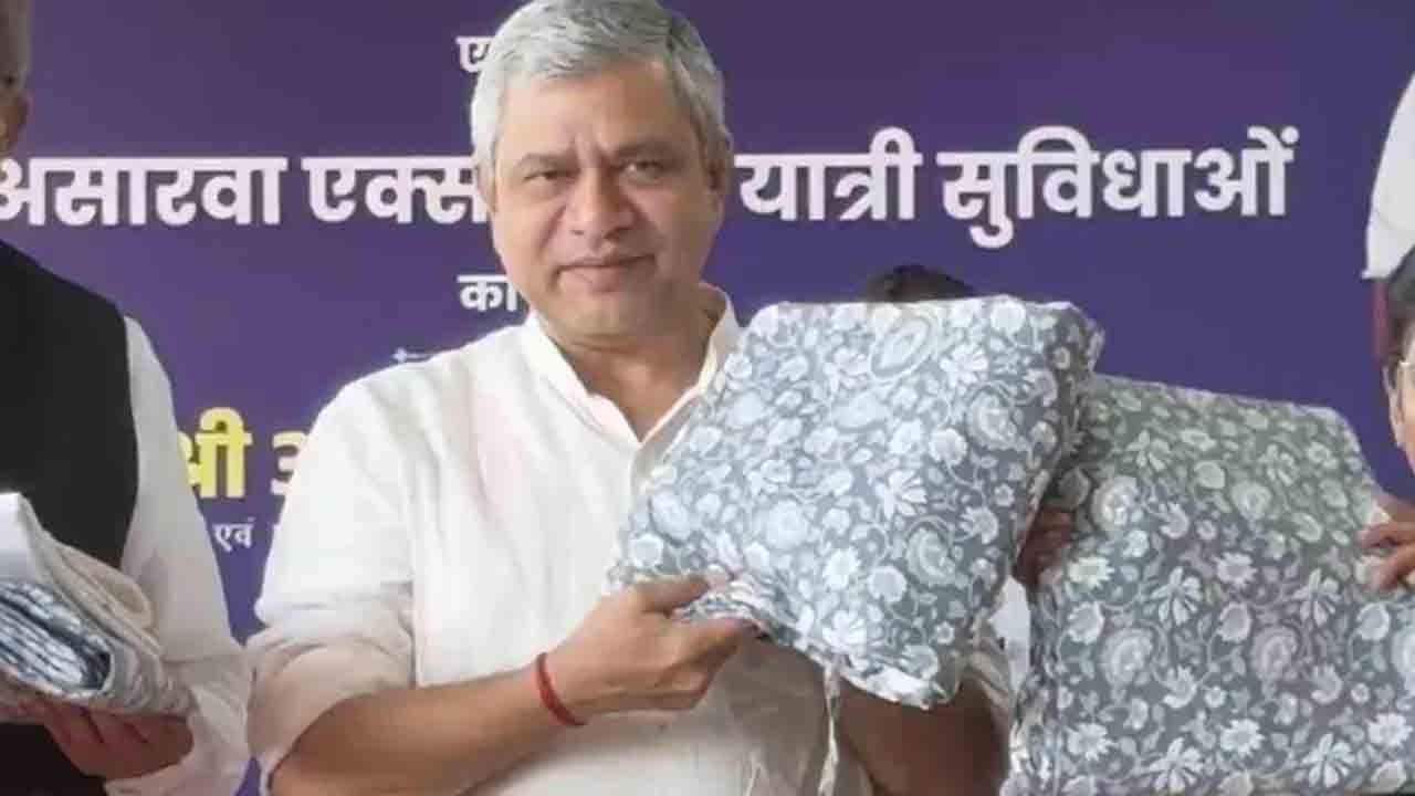 రైలు ప్రయాణికులకు ప్రింటెడ్‌ బ్లాంకెట్‌ కవర్లు