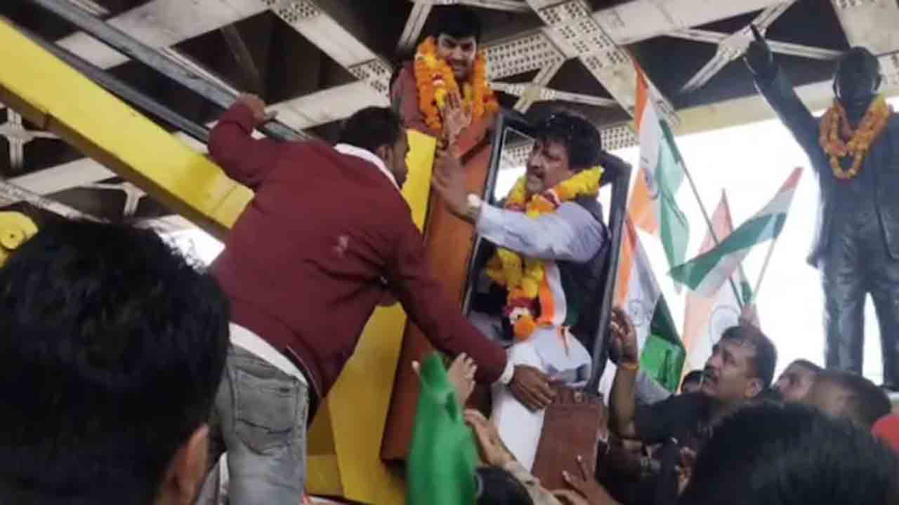 Watch: క్రేన్‌ ఆపరేటర్‌ చెంపపై కొట్టిన బీజేపీ ఎంపీ.. వీడియో వైరల్‌