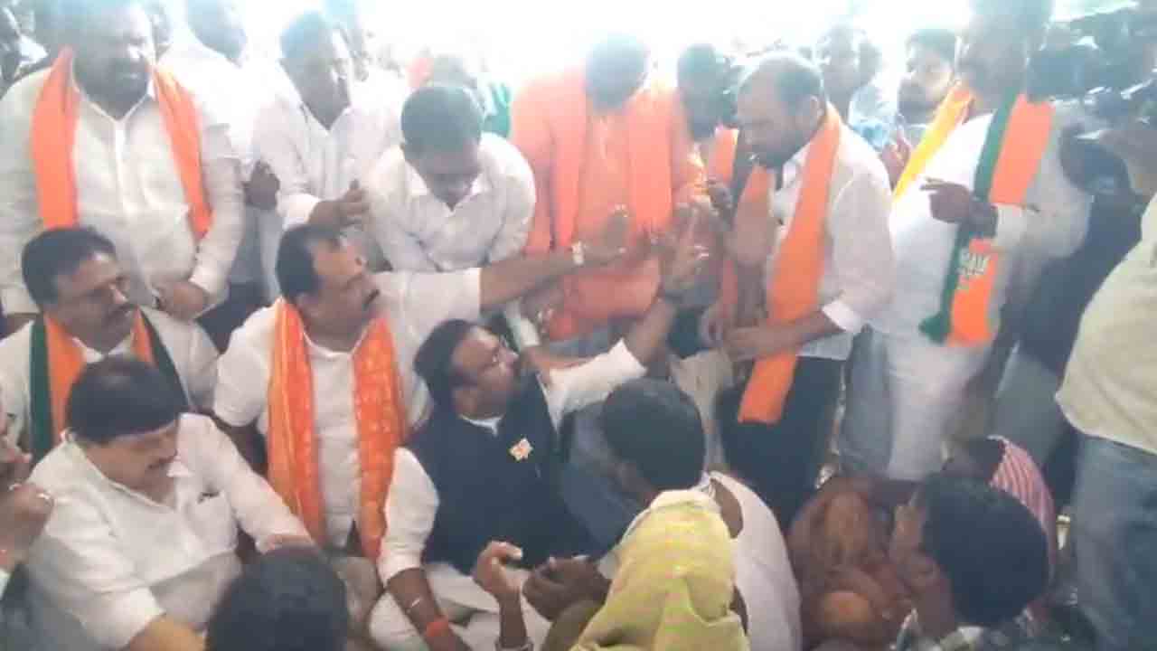 BJP Leaders | ఓదార్పు కోసం వెళ్లి బండ బూతులు తిట్టుకున్న బీజేపీ నాయకులు