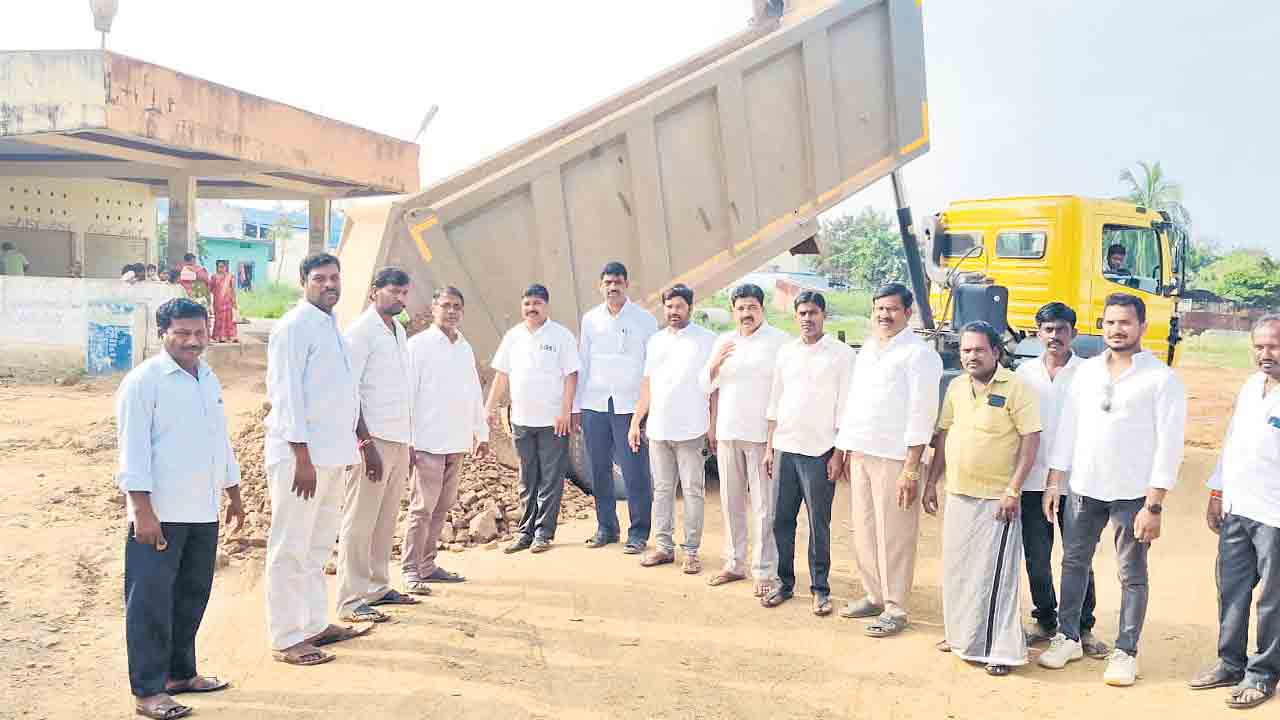 సమస్యలను పరిష్కరించడంలో మంత్రి జూపల్లి విఫలం..