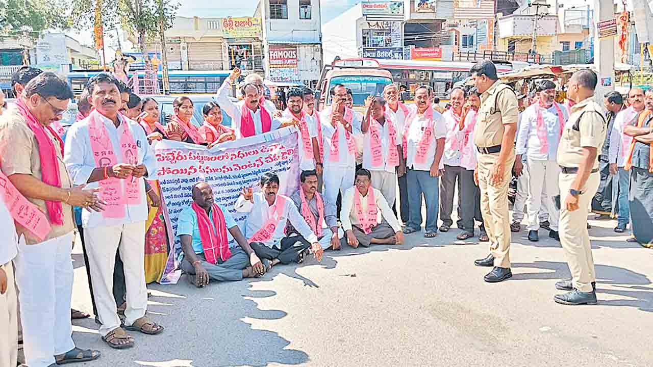 రోడ్లు బాగు చేయండి.. నినదించిన గులాబీ దళం