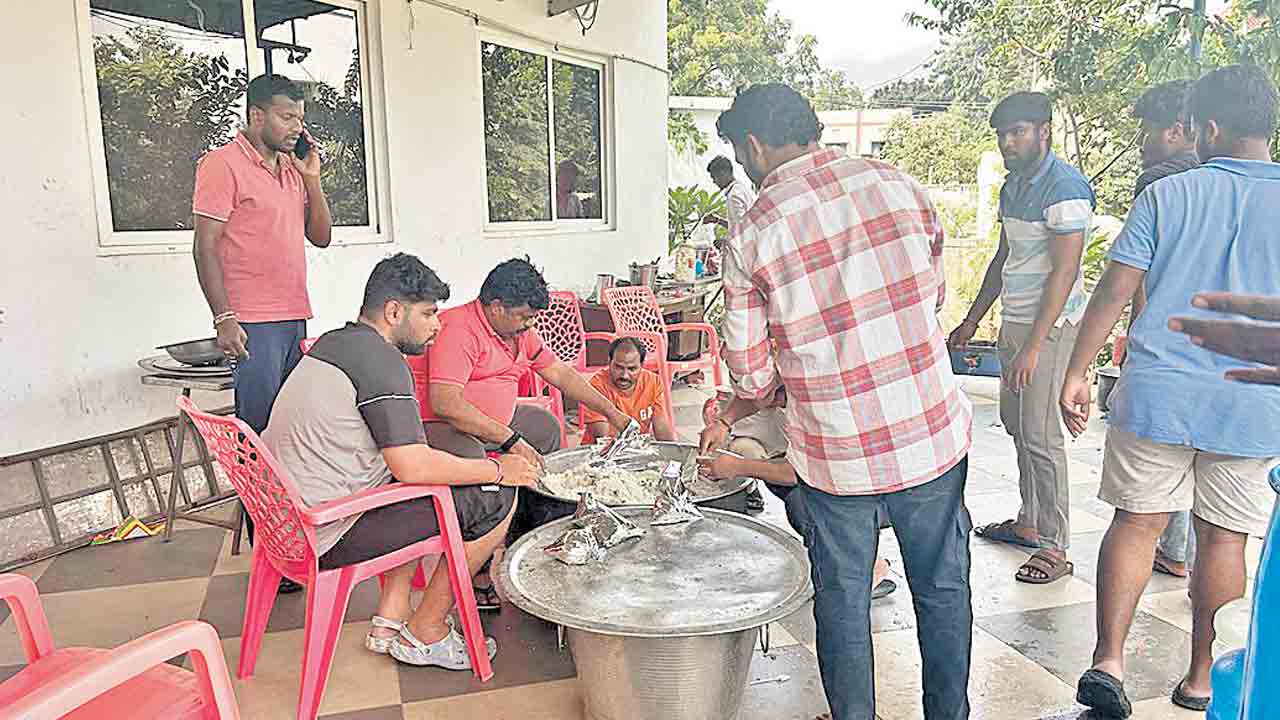 సహాయ చర్యల్లో గులాబీ శ్రేణులు.. వరదలో చికుకున్న వారికి ఆహారం పంపిణీ