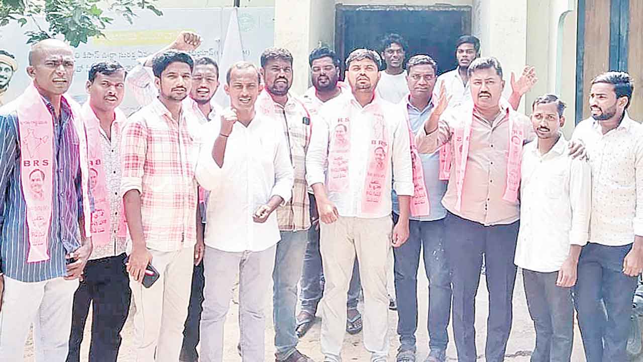 నిరోద్యోగుల జీవితాలతో కాంగ్రెస్‌ చెలగాటం
