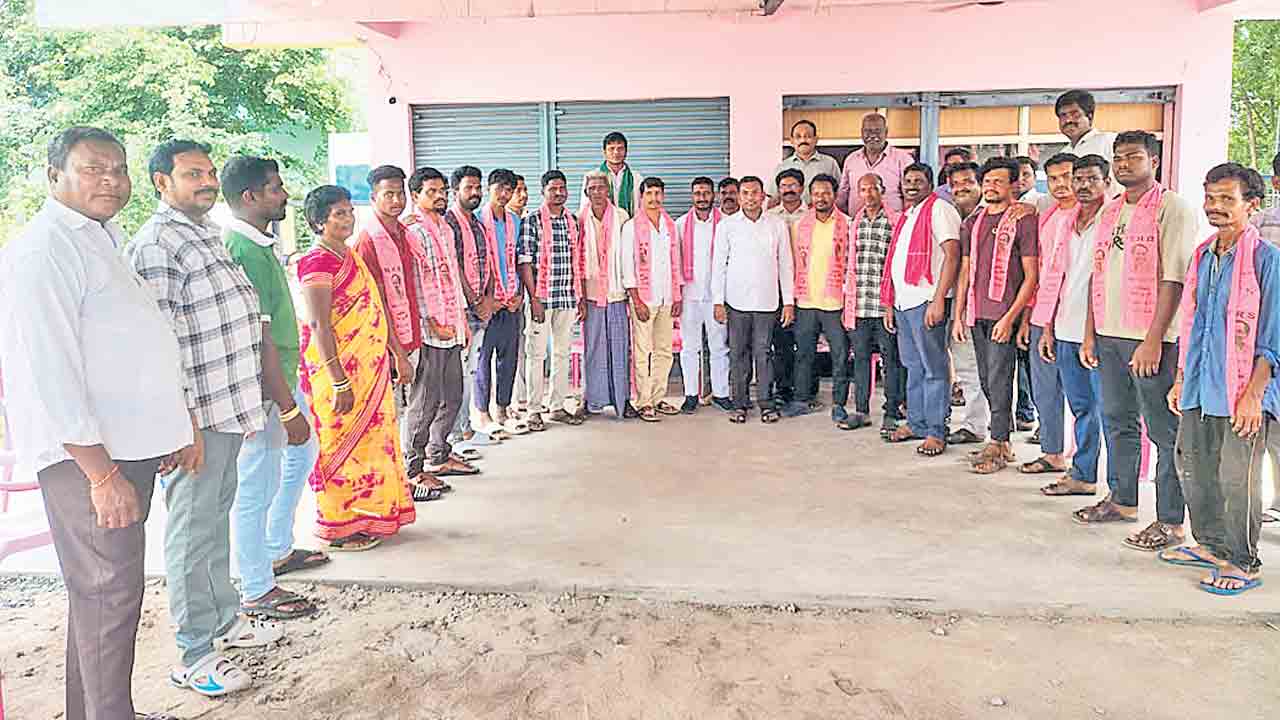 గులాబీ పార్టీలో చేరికల జోష్‌