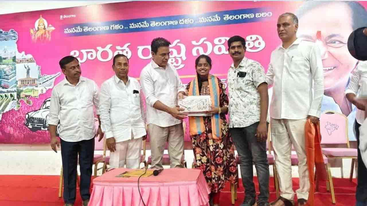 భద్రాచలం విద్యార్థినికి కేటీఆర్, హరీశ్ అభినందన