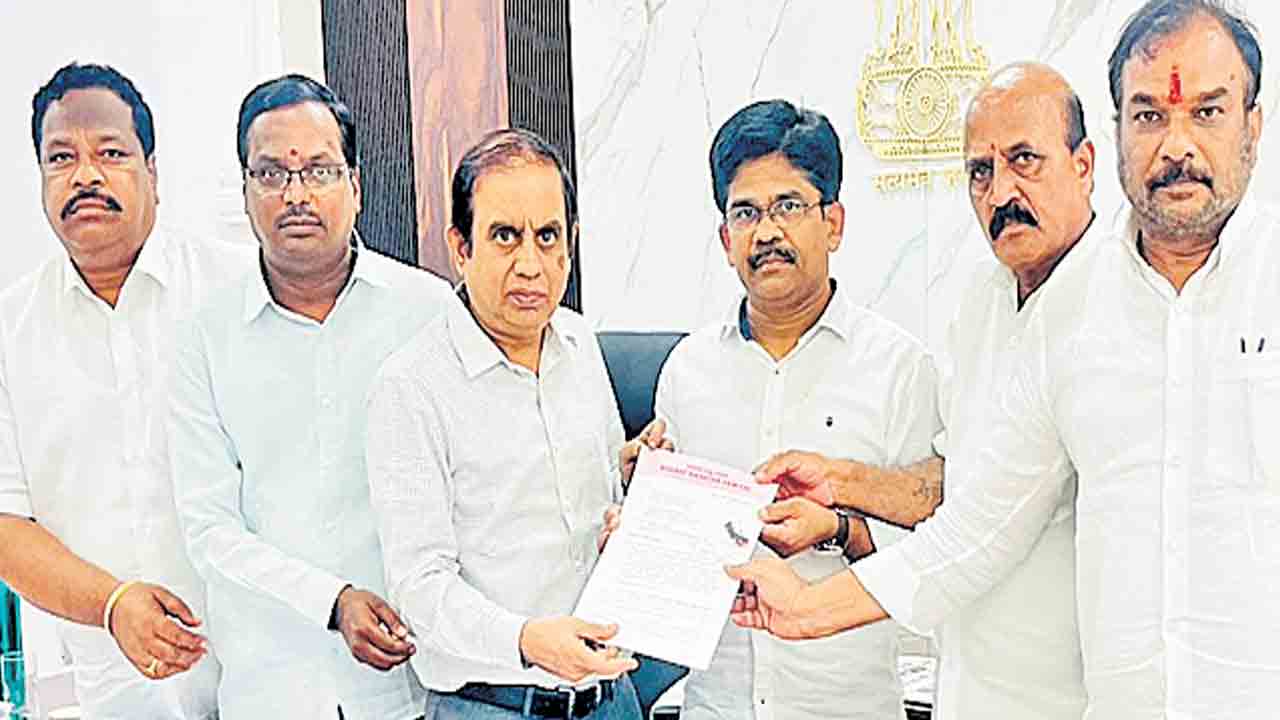 కాంగ్రెస్‌ అరాచకంపై చర్యలు తీసుకోండి