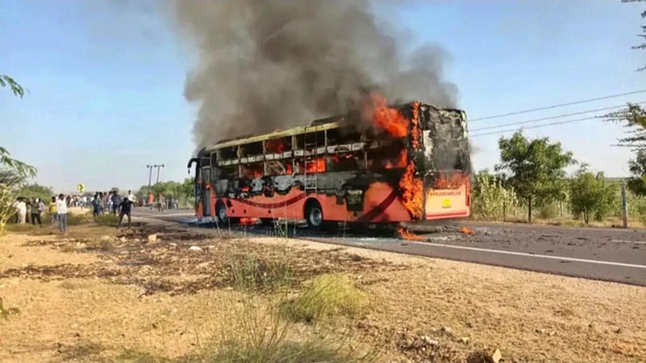 Bus Caught Fire | కదులుతున్న బస్సులో మంటలు.. 12 మంది ప్రయాణికులు సజీవ దహనం..!