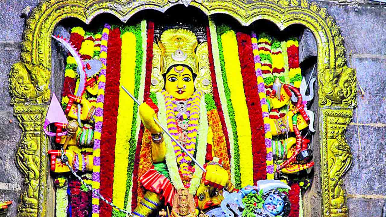 మహిషాసురమర్దినిగా భద్రకాళీ