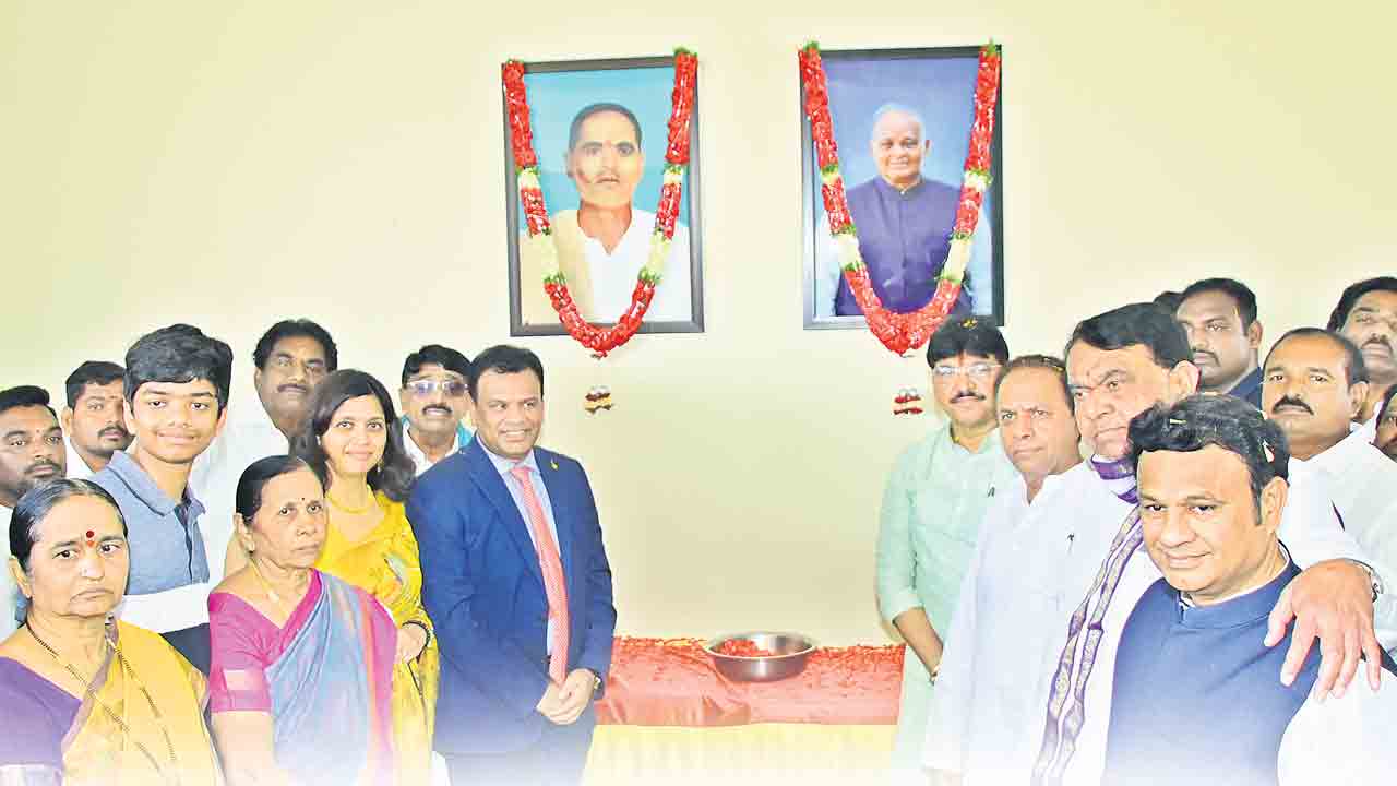 ఊరికి ఉపకారం.. బడికి సహకారం !