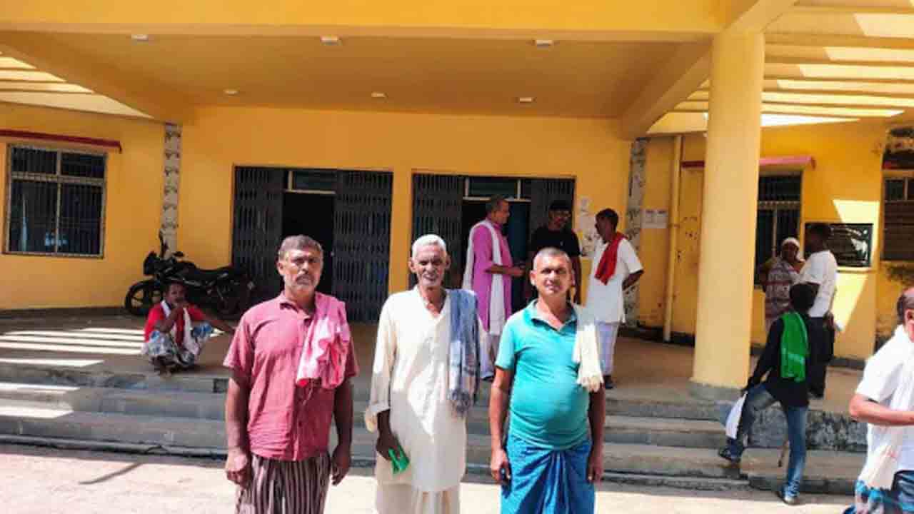 Bihar Elections | ‘మేం బతికే ఉన్నాం’.. ఎన్నికల అధికారులకు బీహార్‌ గ్రామస్తుల మొర